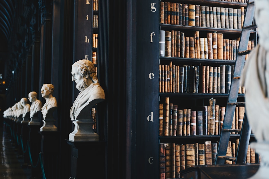 biblioteca-derecho-antigua-busto-filosofo